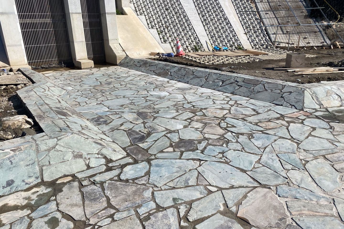 和田堀公園_緑石板_湘南ロックガーデン