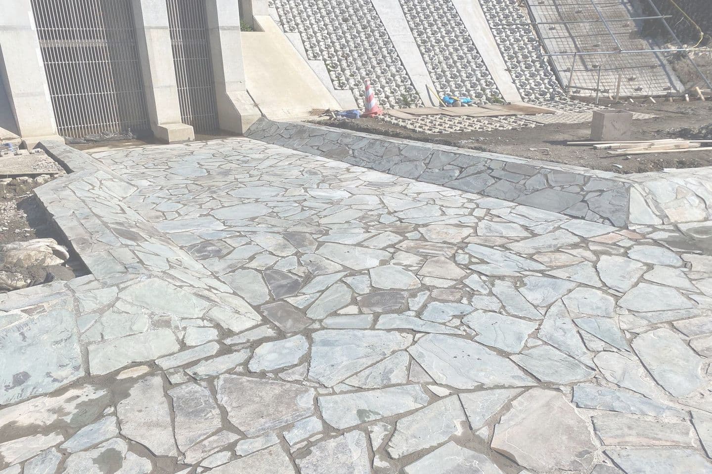 和田堀公園_緑石板_湘南ロックガーデン