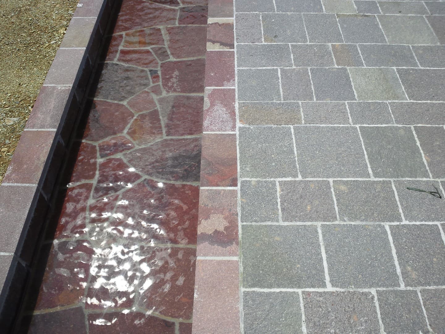 東京霊園壁泉_湘南ロックガーデン