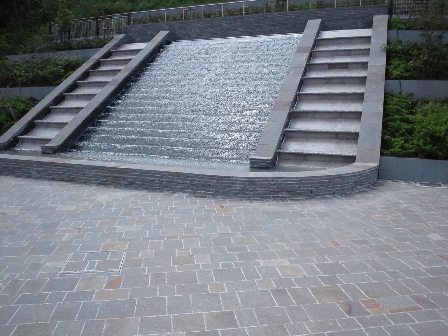 東京霊園壁泉_湘南ロックガーデン