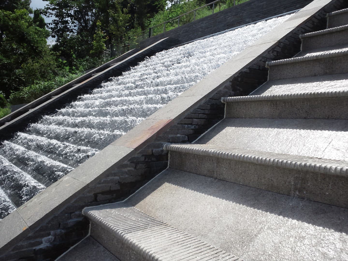 東京霊園壁泉_湘南ロックガーデン