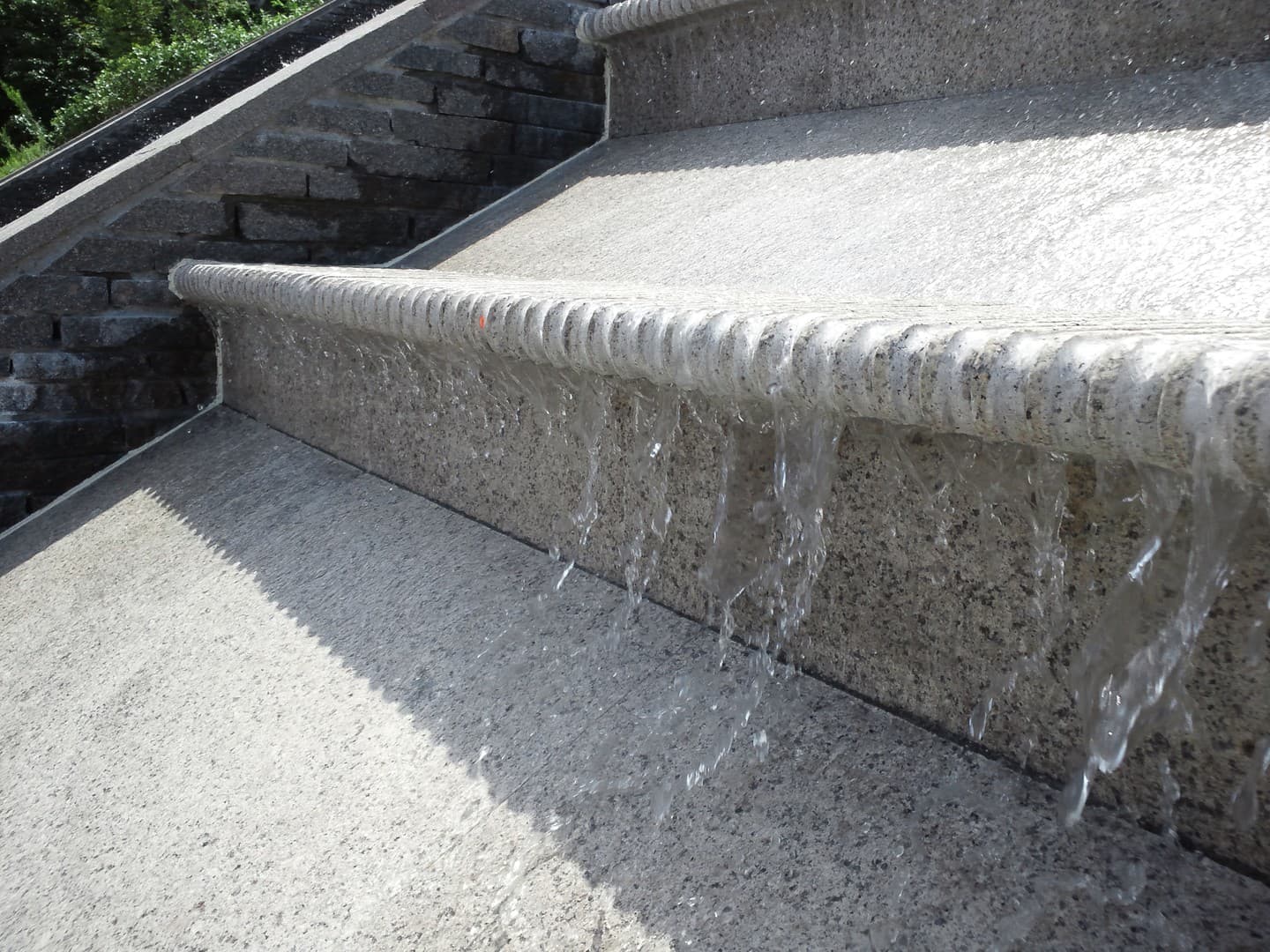 東京霊園壁泉_湘南ロックガーデン