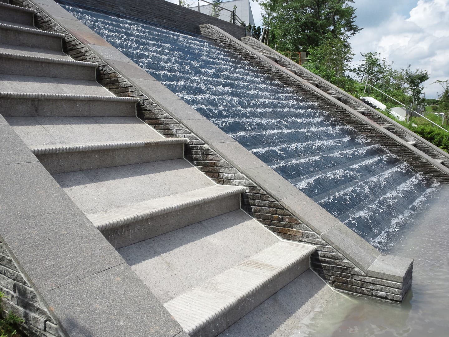東京霊園壁泉_湘南ロックガーデン