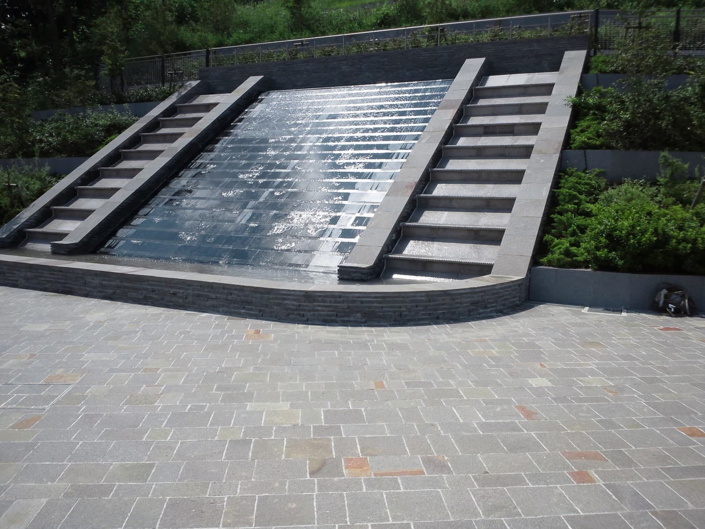 東京霊園壁泉_湘南ロックガーデン