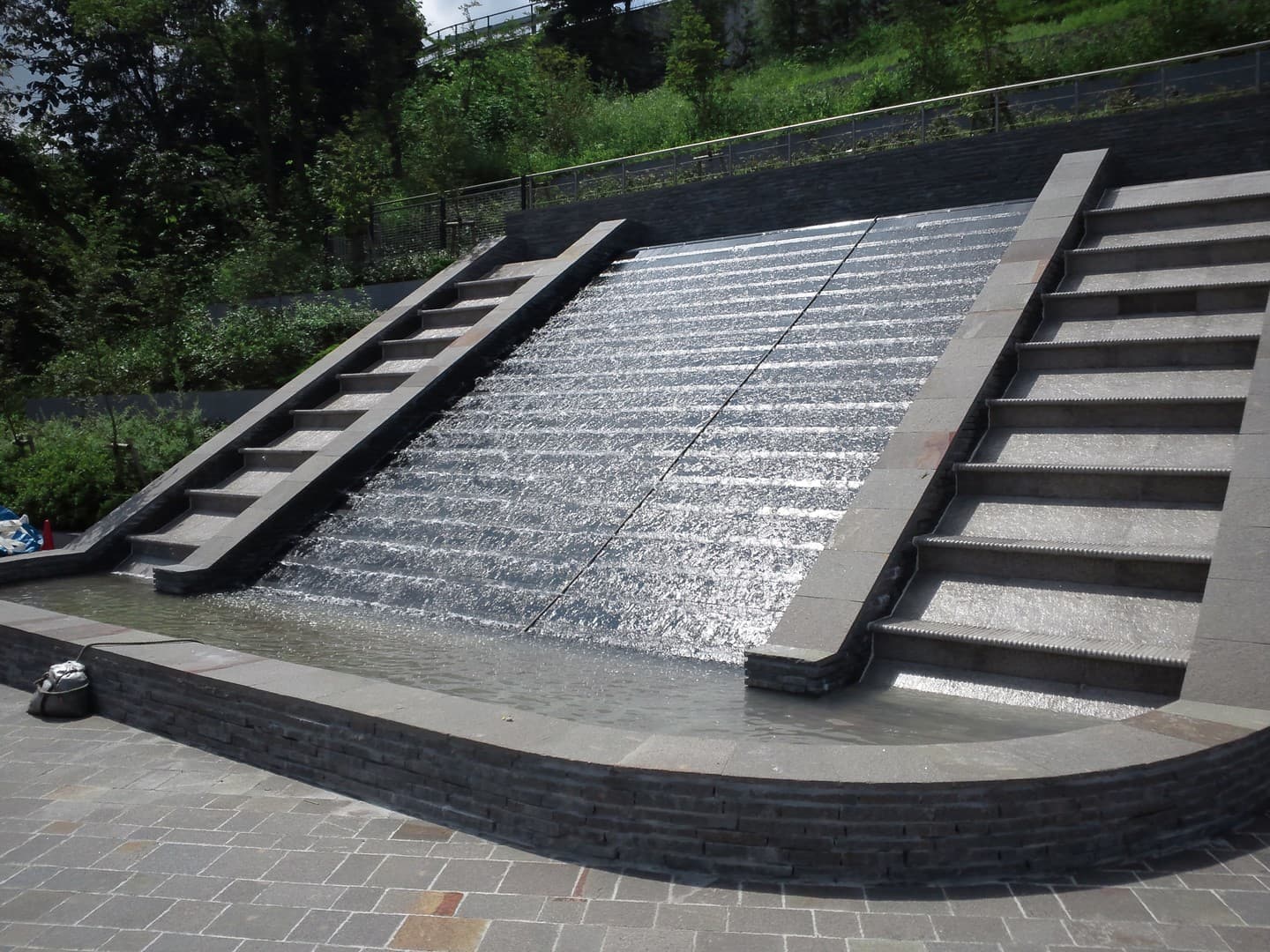 東京霊園壁泉_湘南ロックガーデン