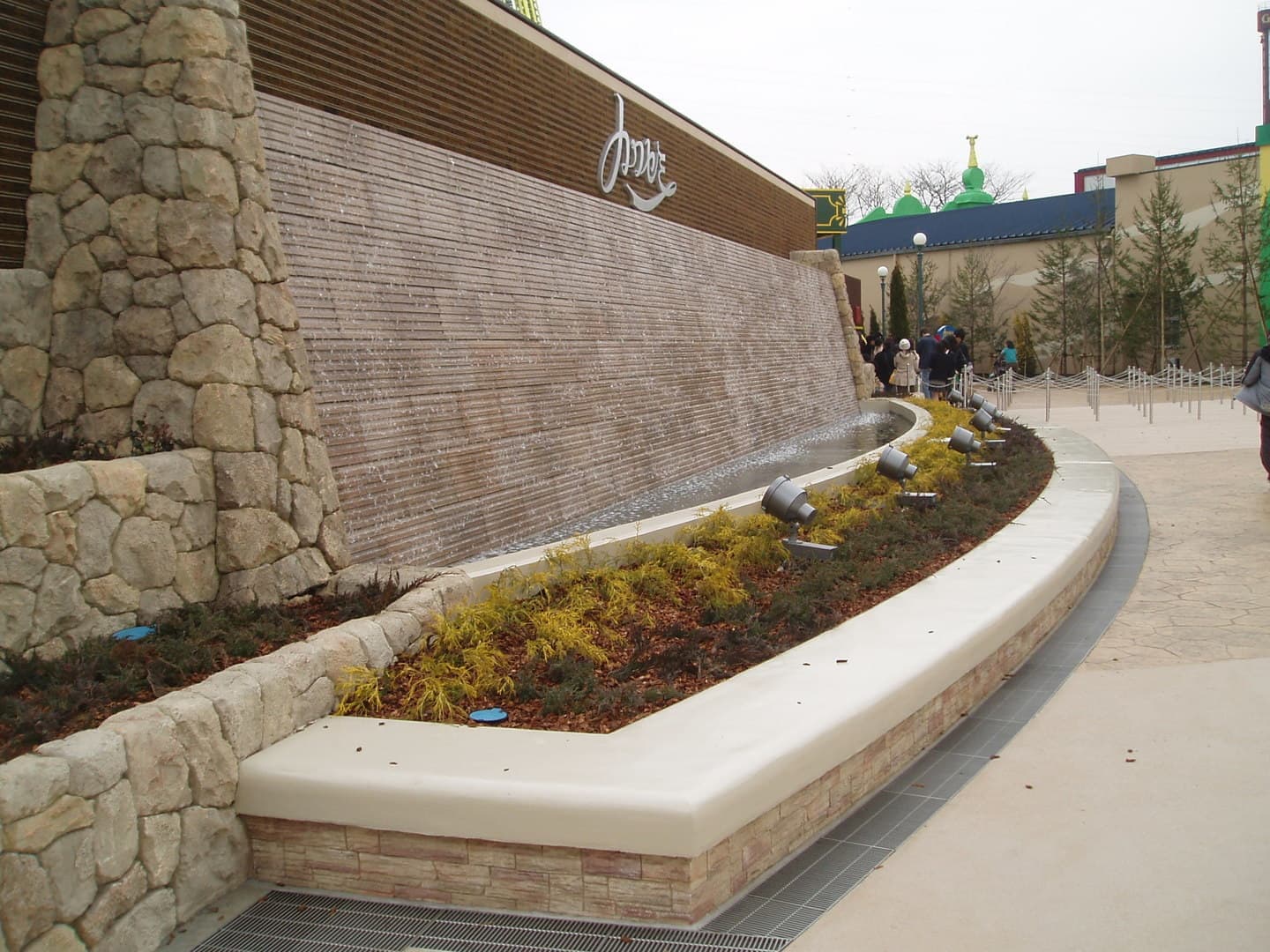 東武動物公園壁泉_湘南ロックガーデン