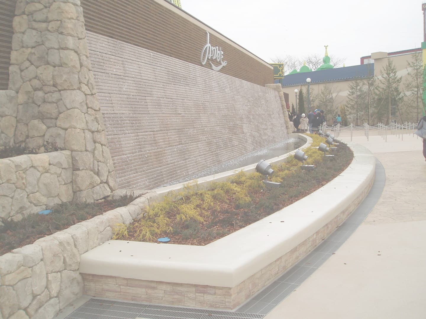 東武動物公園壁泉_湘南ロックガーデン