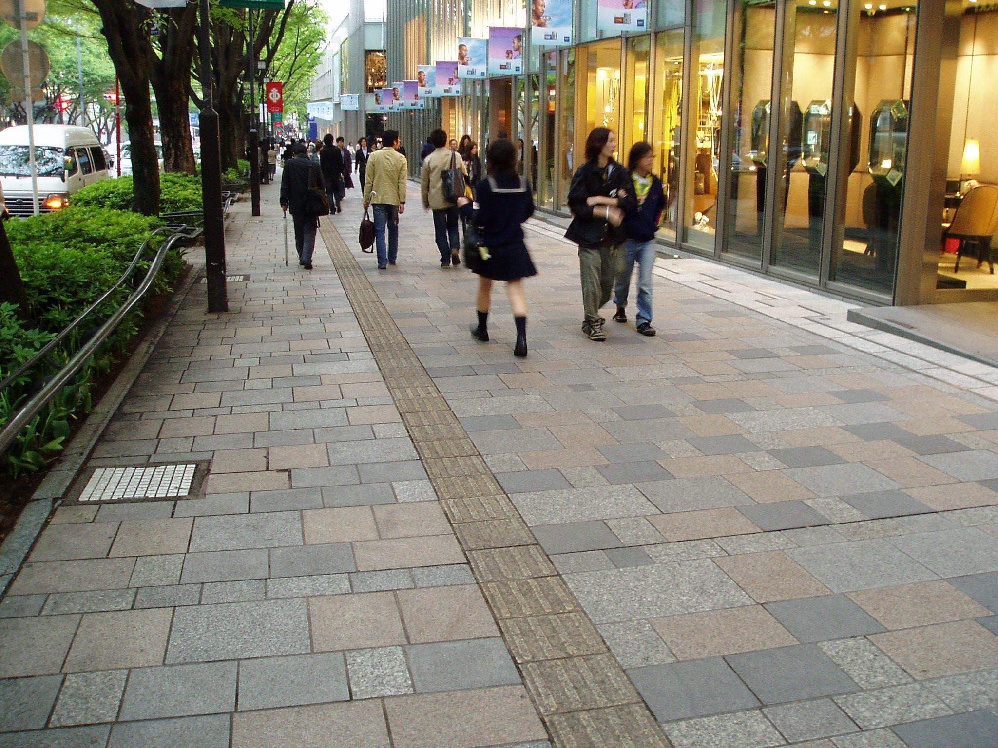 表参道ヒルズ前歩道_湘南ロックガーデン