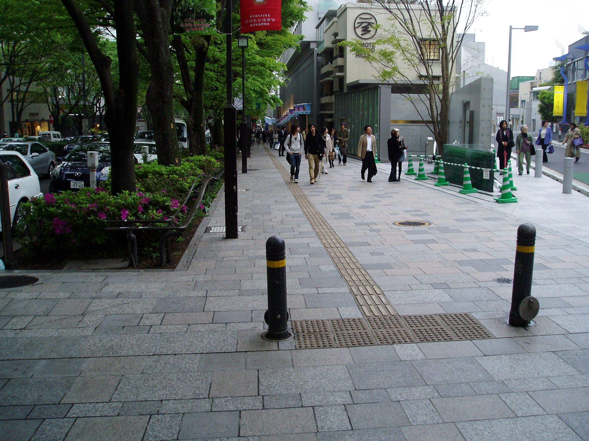 表参道ヒルズ前歩道_湘南ロックガーデン