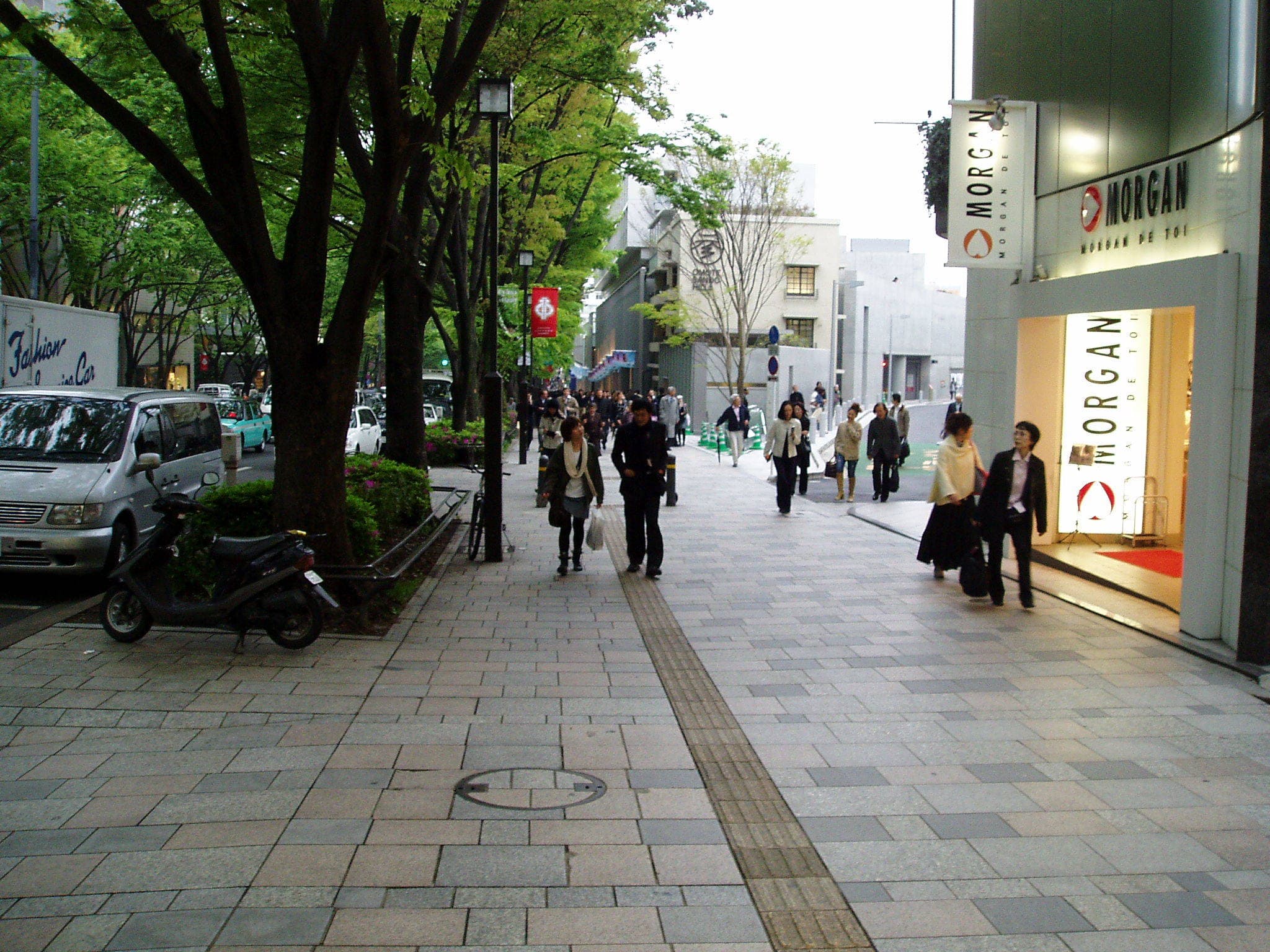 表参道ヒルズ前歩道_湘南ロックガーデン