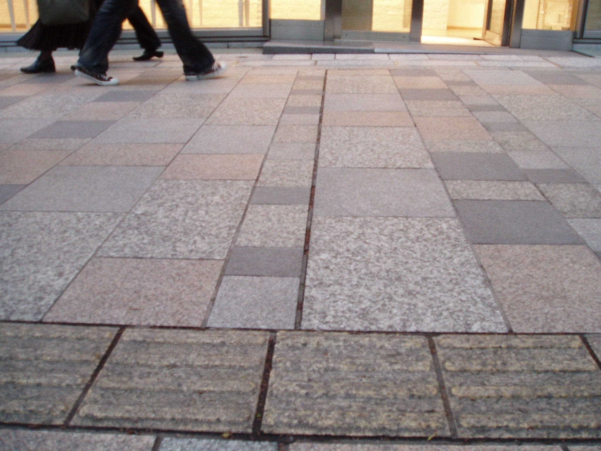 表参道ヒルズ前歩道_湘南ロックガーデン