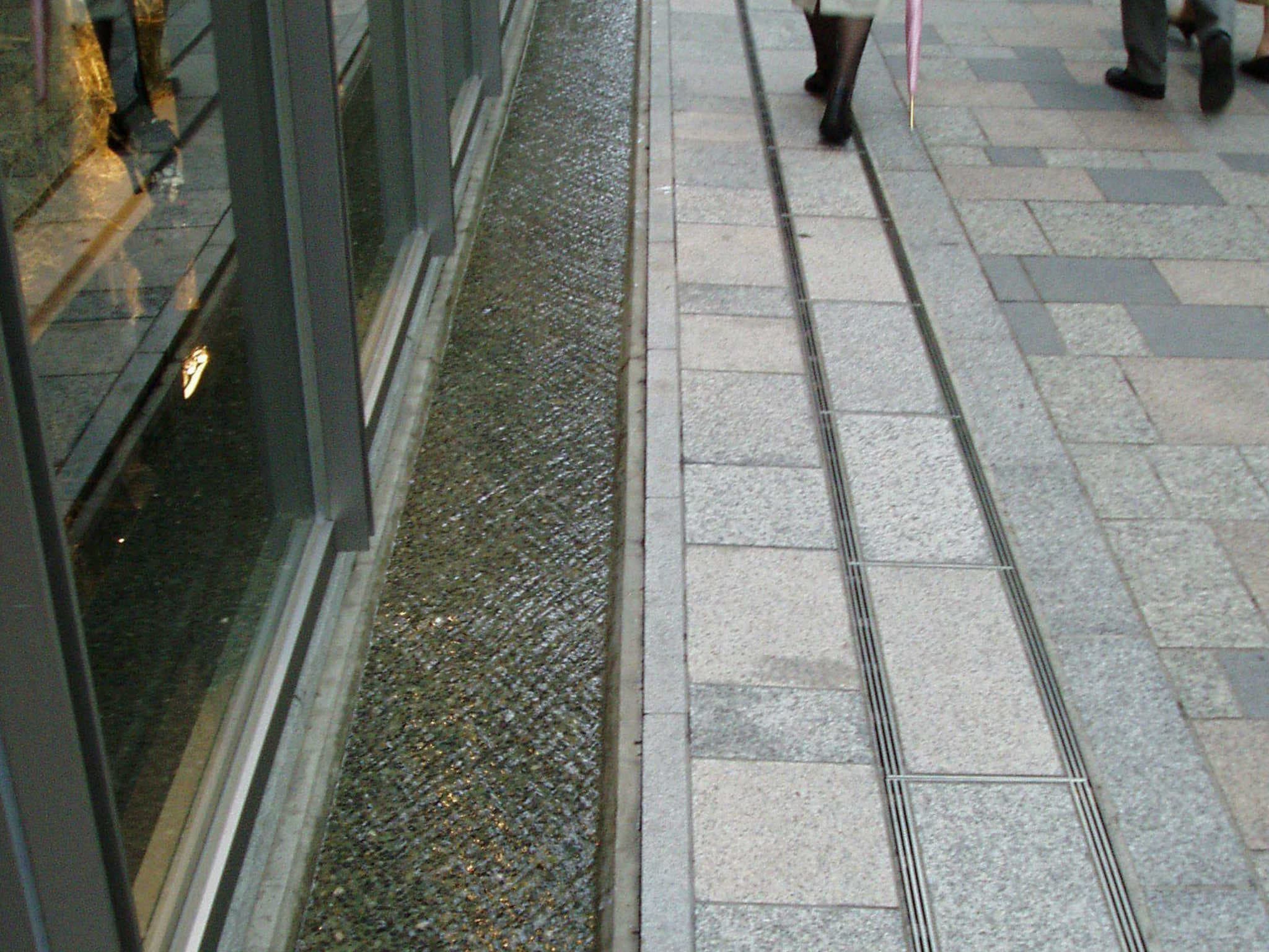 表参道ヒルズ前歩道_湘南ロックガーデン