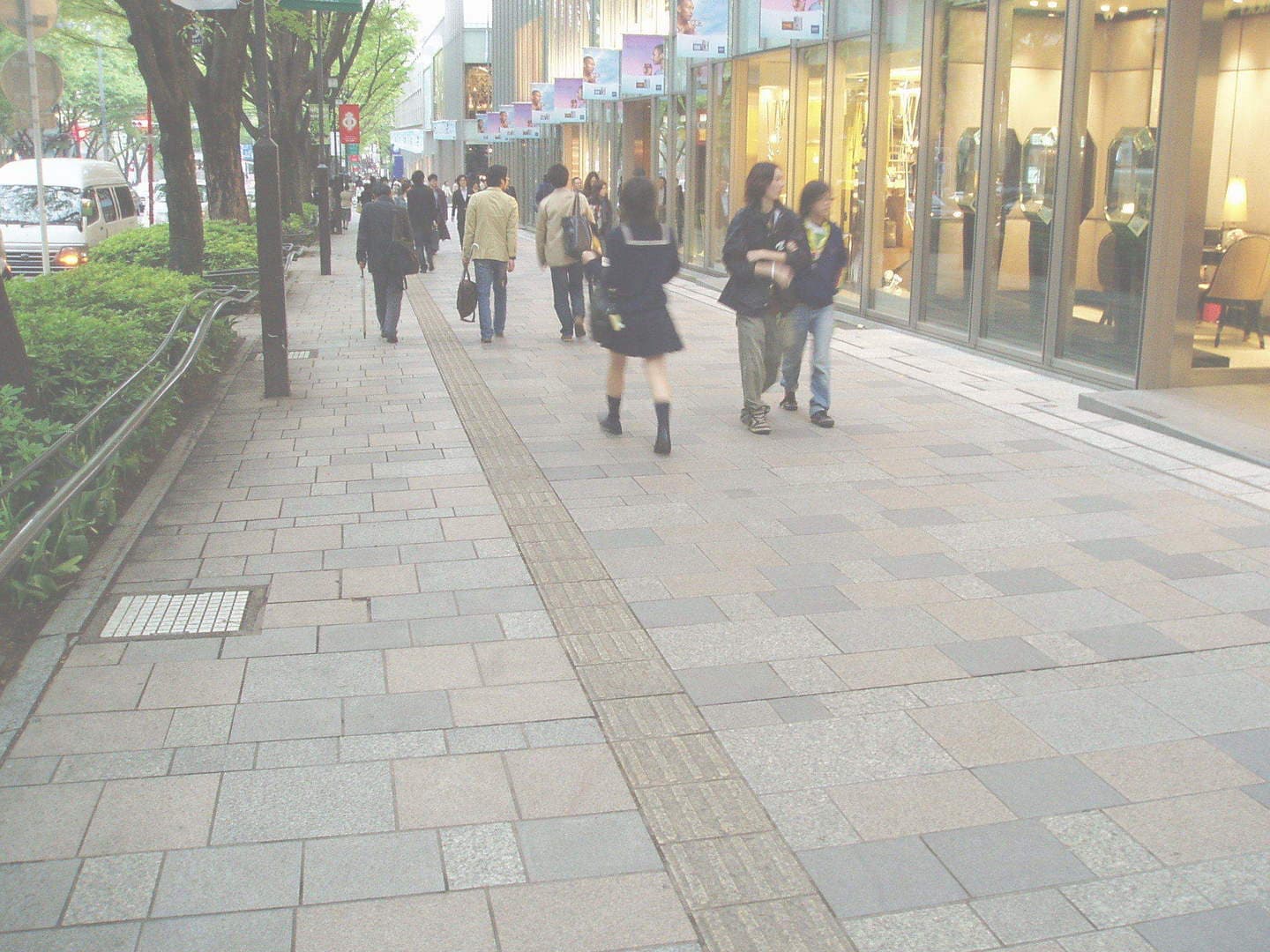 表参道ヒルズ前歩道_湘南ロックガーデン