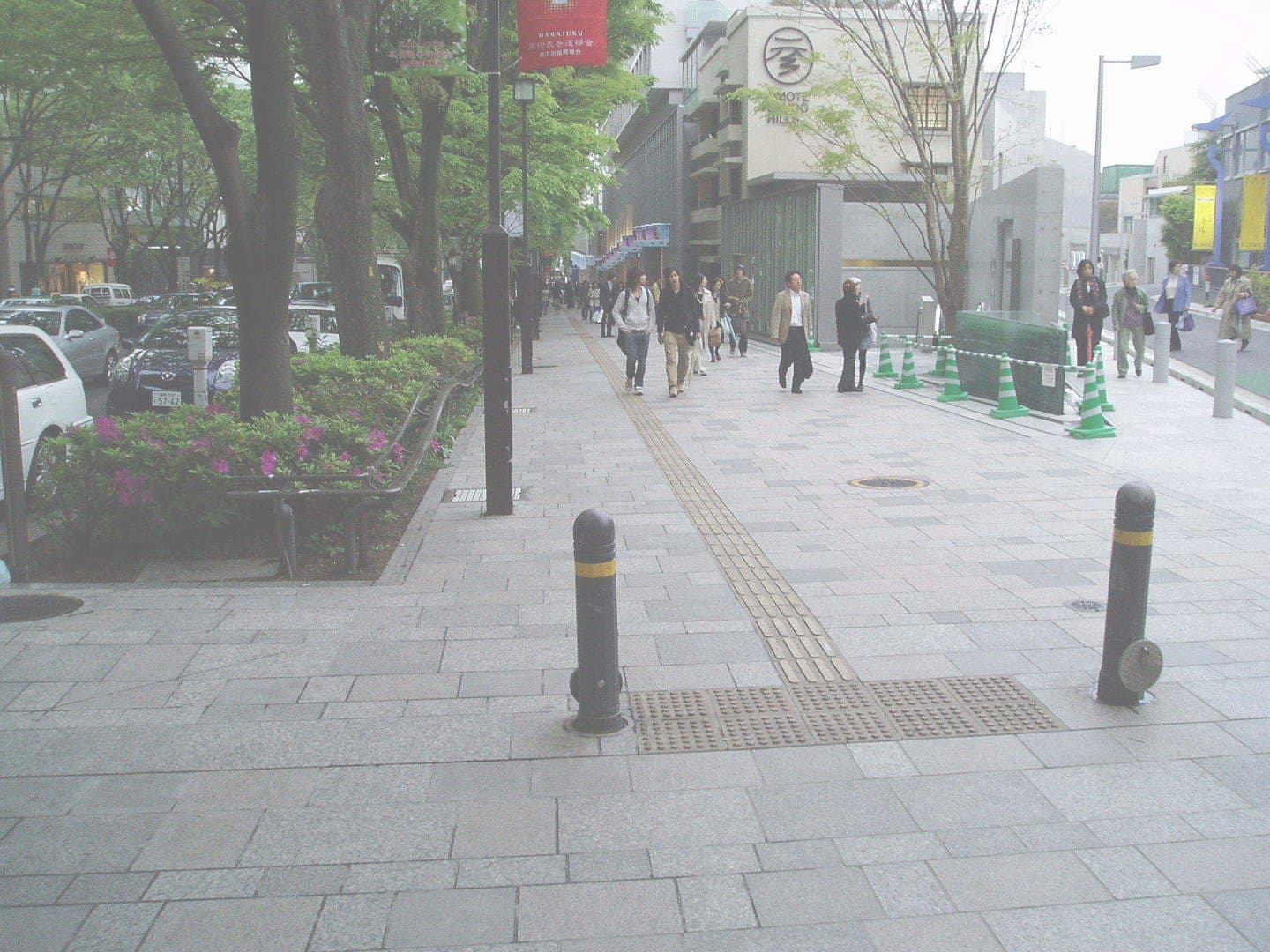 表参道ヒルズ前歩道_湘南ロックガーデン