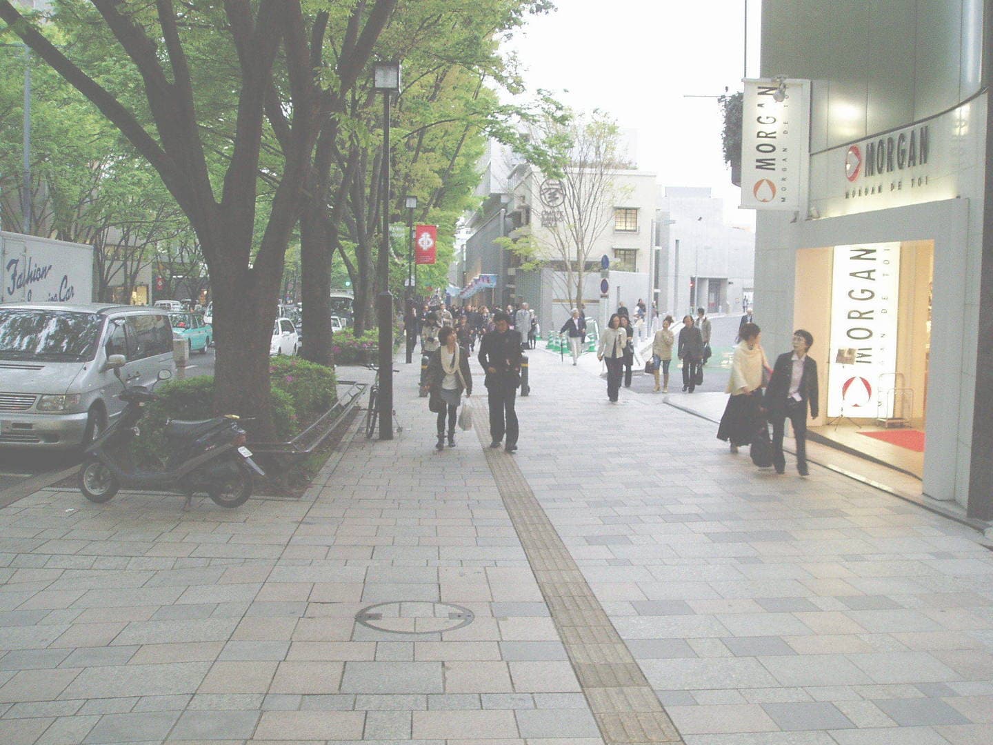 表参道ヒルズ前歩道_湘南ロックガーデン