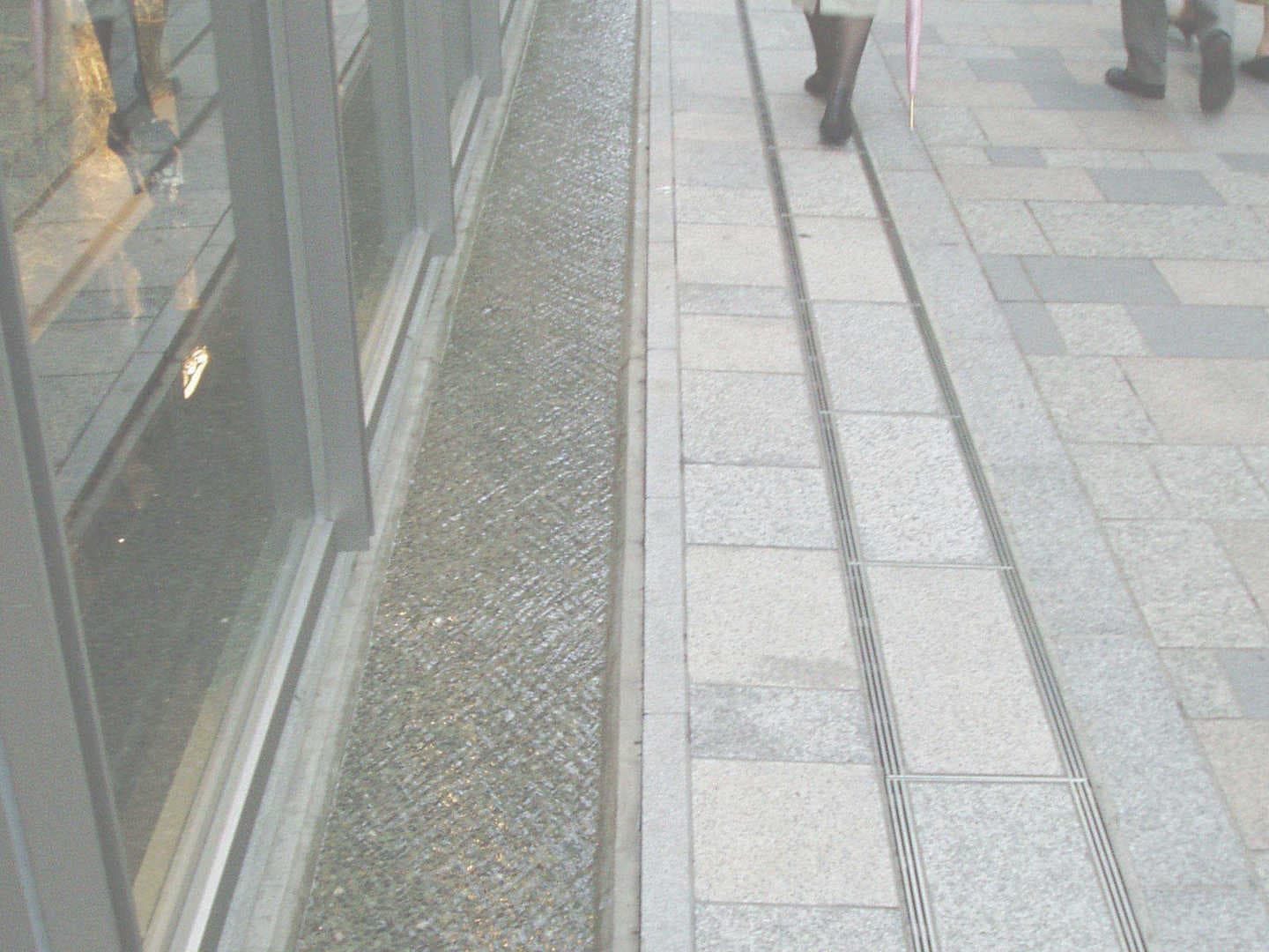 表参道ヒルズ前歩道_湘南ロックガーデン