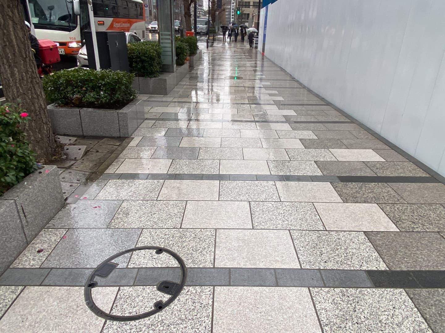 八重洲通り歩道復旧_湘南ロックガーデン