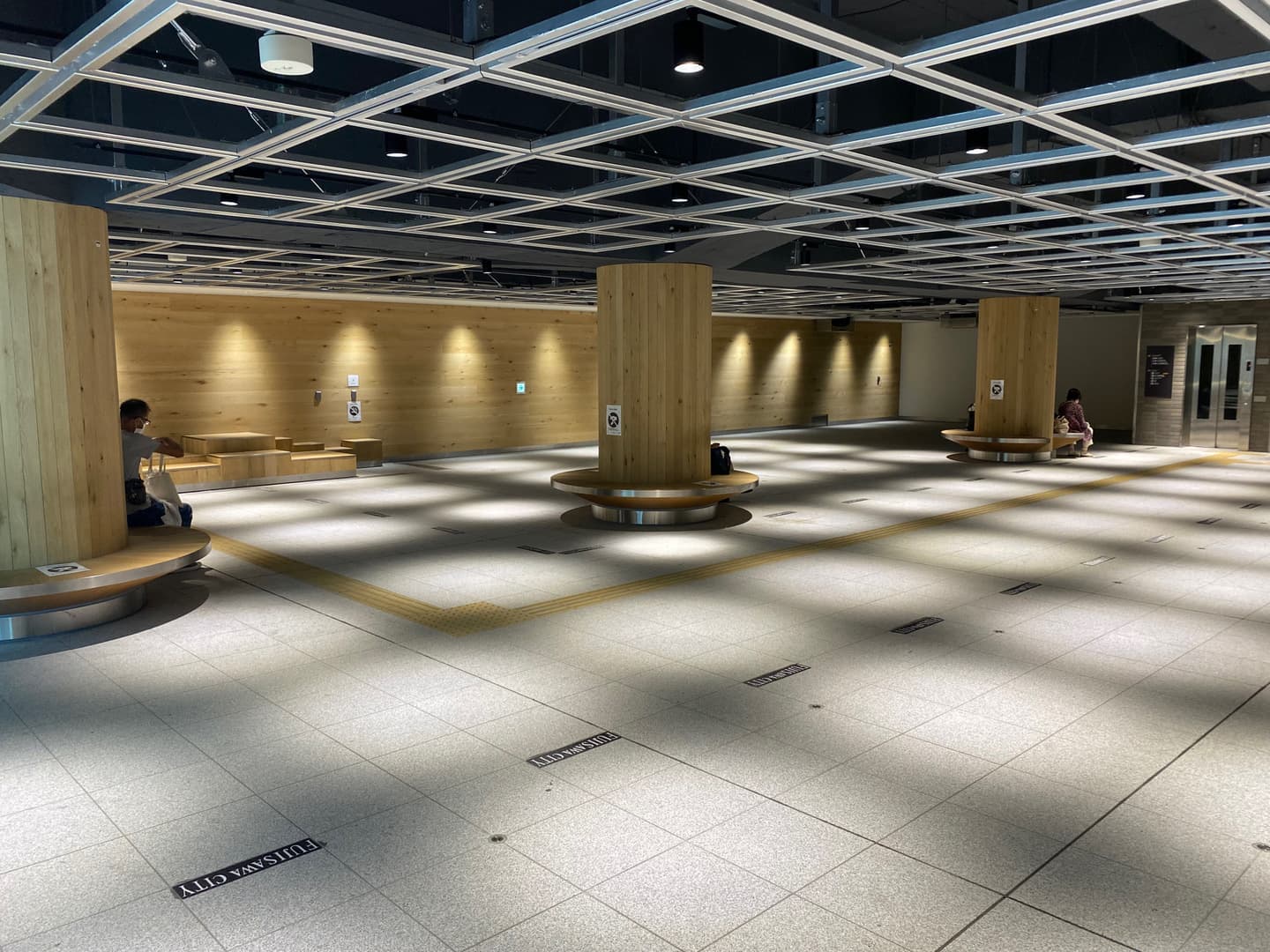 藤沢駅東西地下通路_湘南ロックガーデン