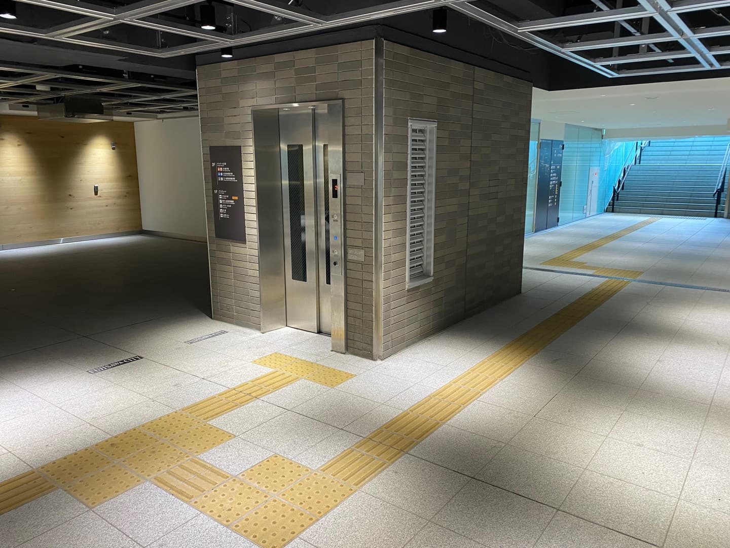 藤沢駅東西地下通路_湘南ロックガーデン