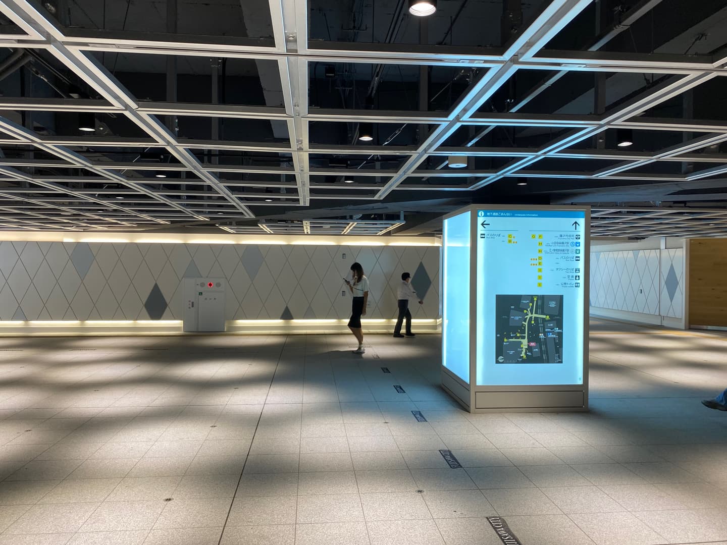 藤沢駅東西地下通路_湘南ロックガーデン