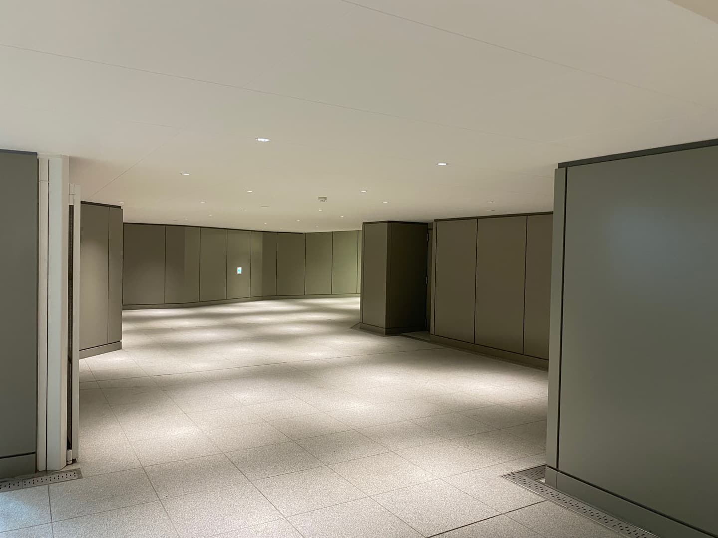 藤沢駅東西地下通路_湘南ロックガーデン