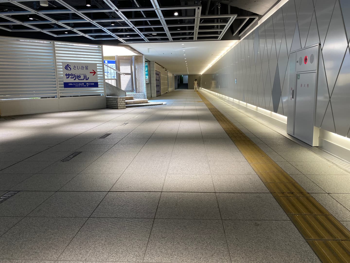 藤沢駅東西地下通路_湘南ロックガーデン