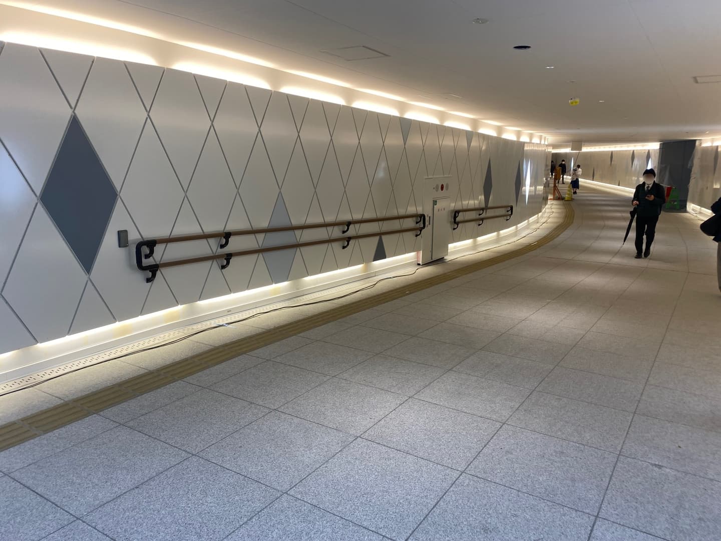 藤沢駅東西地下通路_湘南ロックガーデン