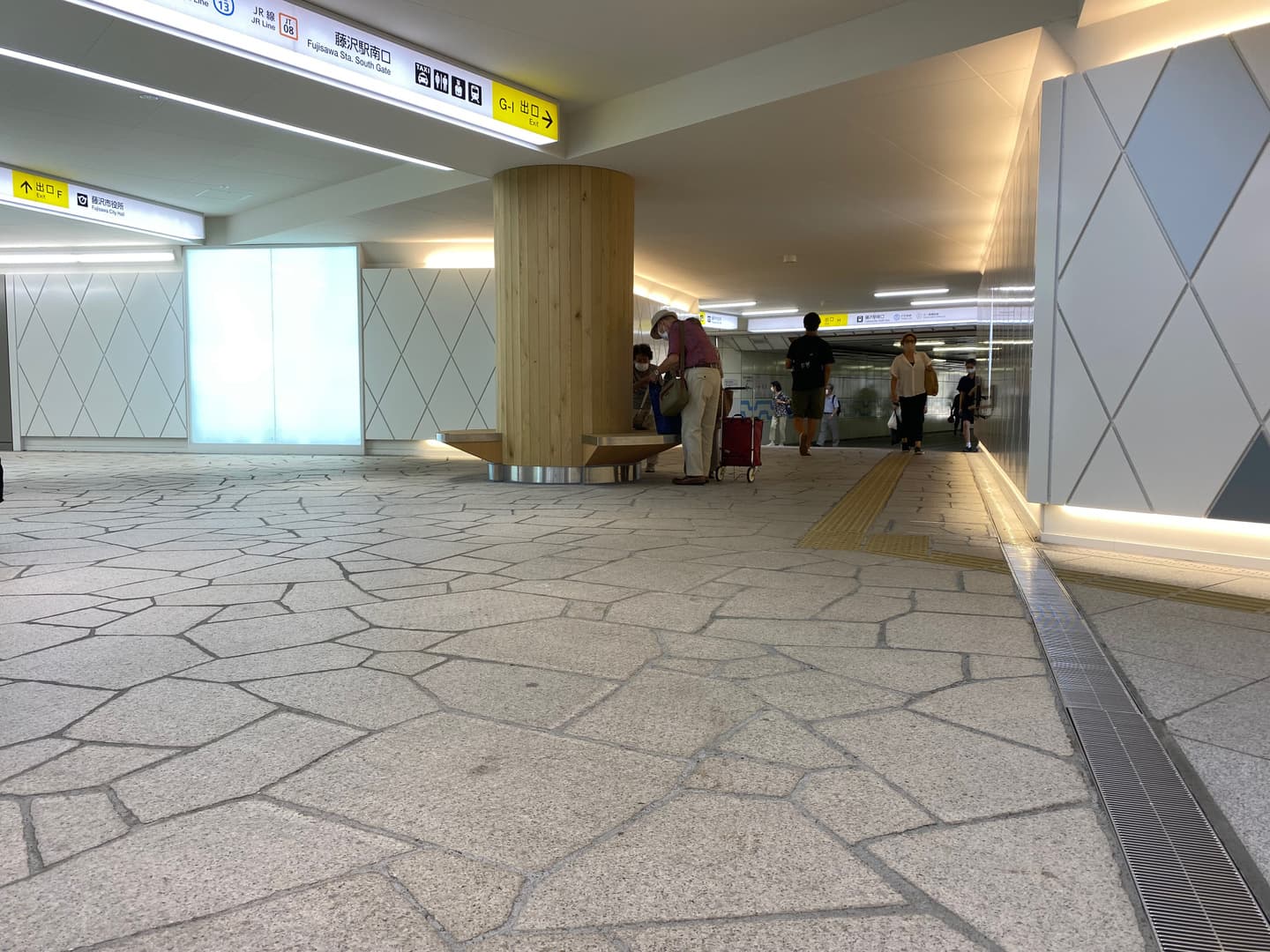 藤沢駅東西地下通路_湘南ロックガーデン