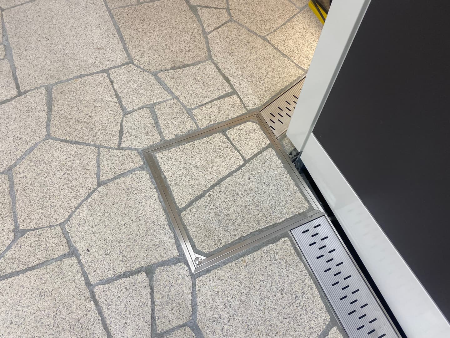 藤沢駅東西地下通路_湘南ロックガーデン