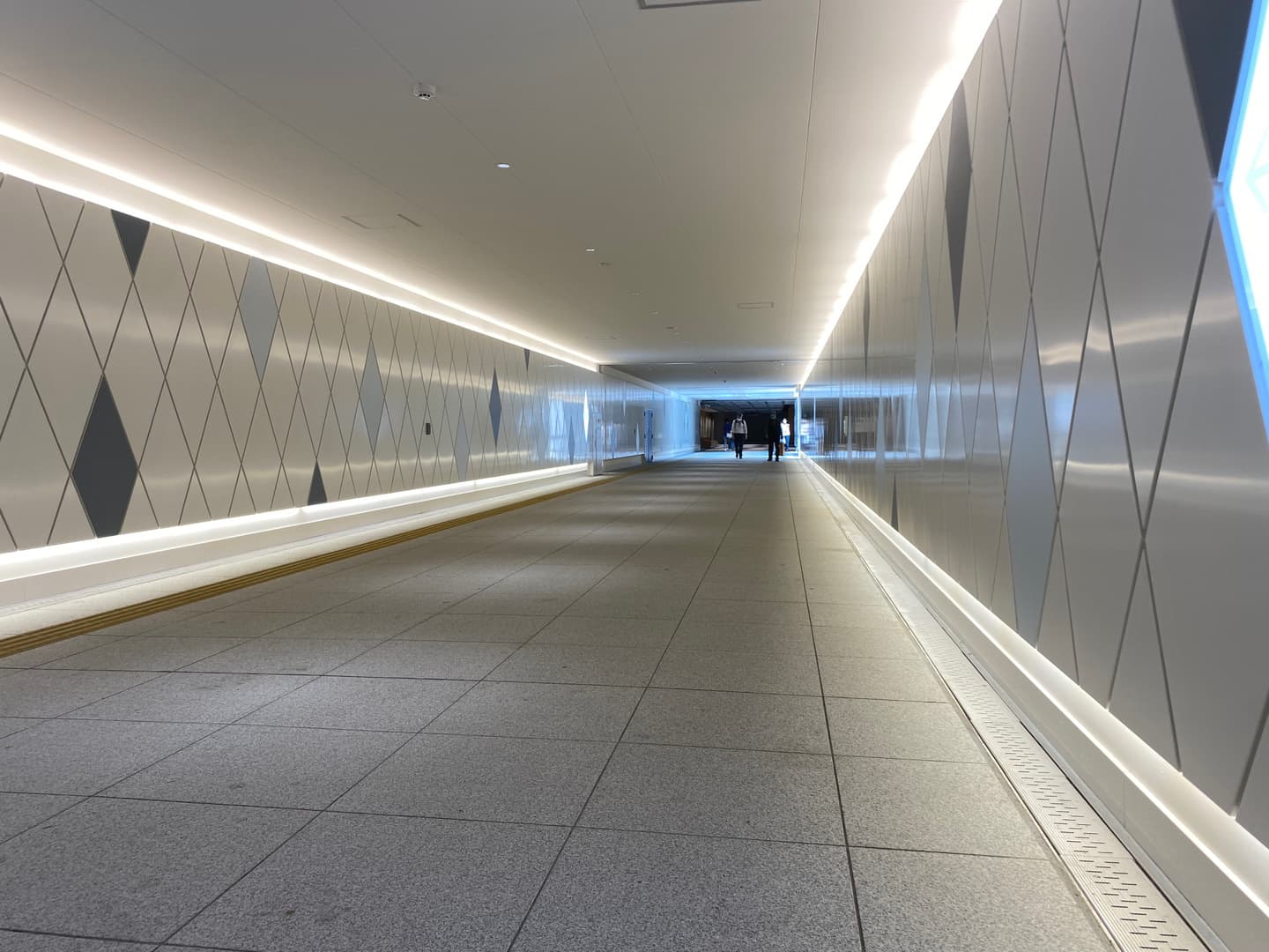 藤沢駅東西地下通路_湘南ロックガーデン