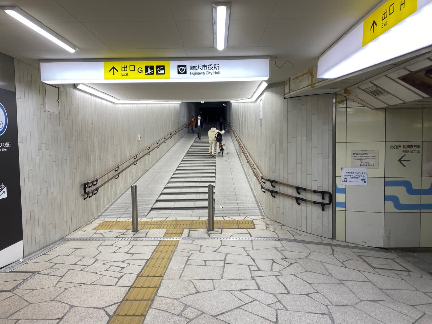 藤沢駅東西地下通路_湘南ロックガーデン