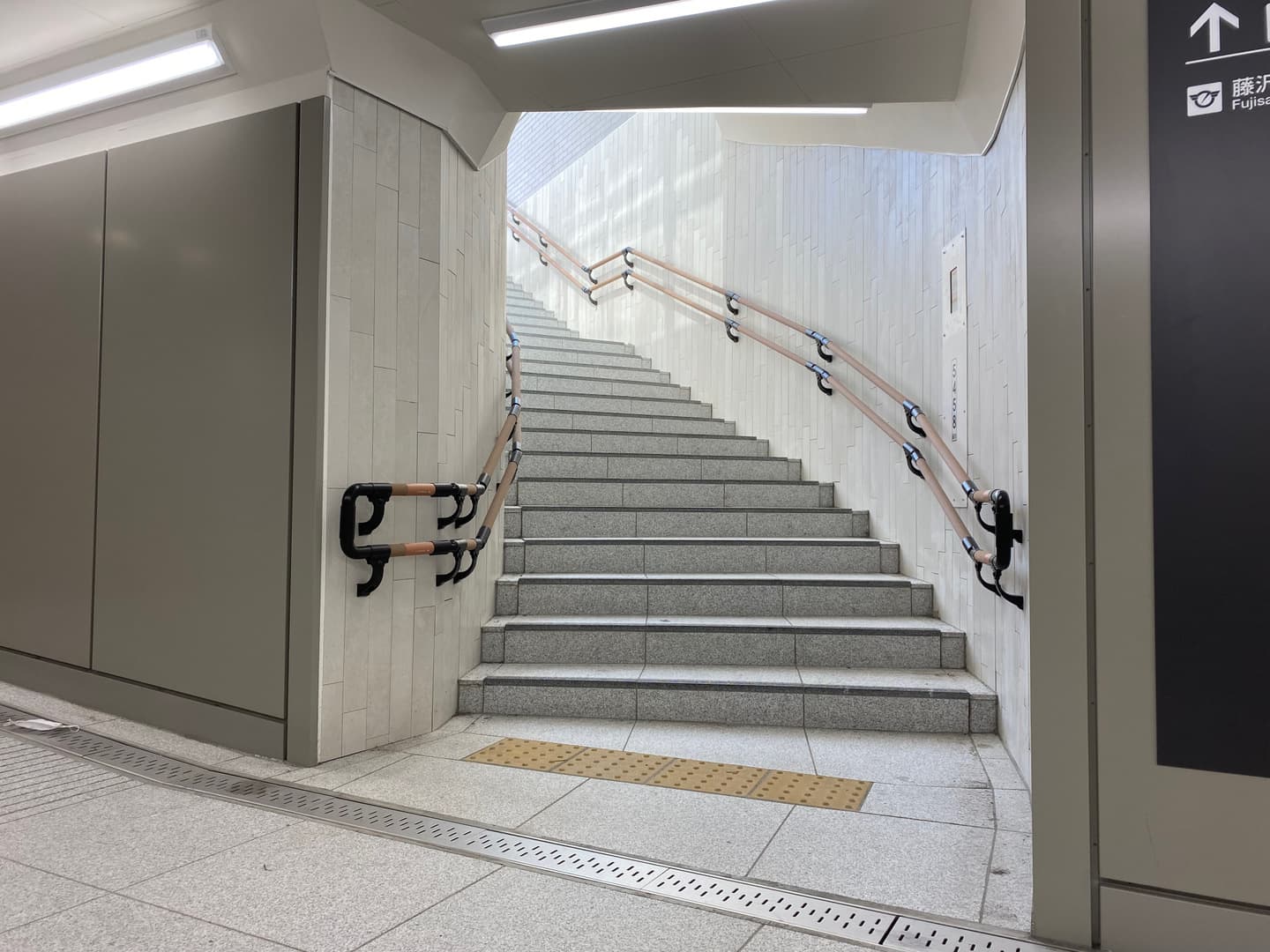 藤沢駅東西地下通路_湘南ロックガーデン