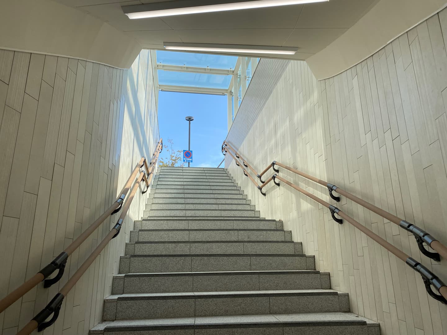 藤沢駅東西地下通路_湘南ロックガーデン