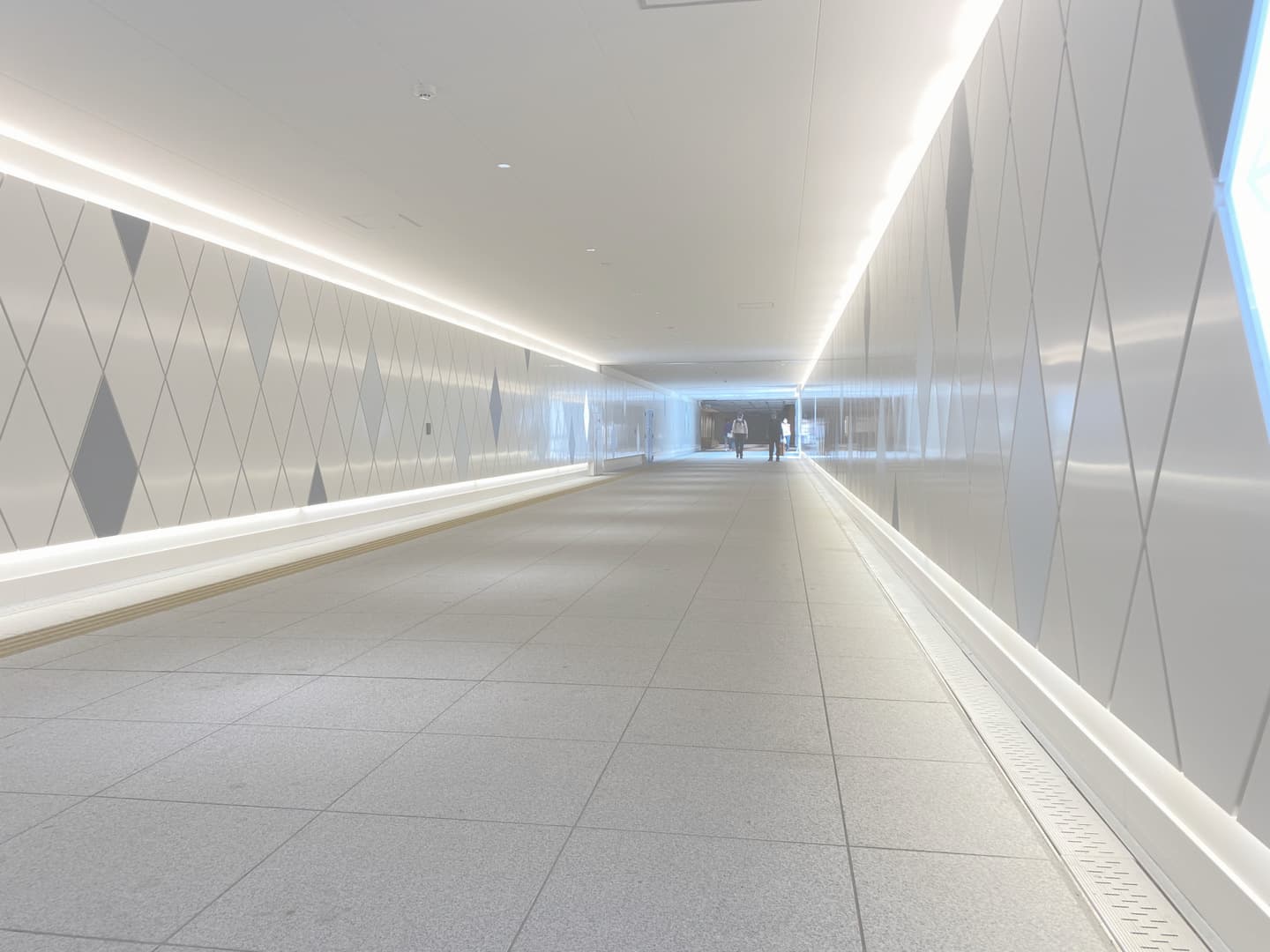 藤沢駅東西地下通路_湘南ロックガーデン