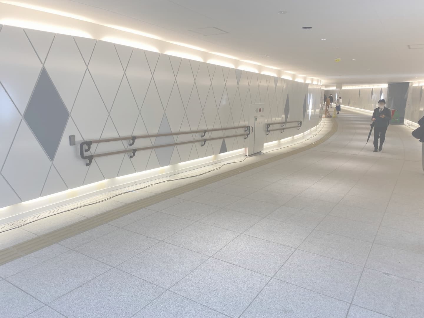 藤沢駅東西地下通路_湘南ロックガーデン