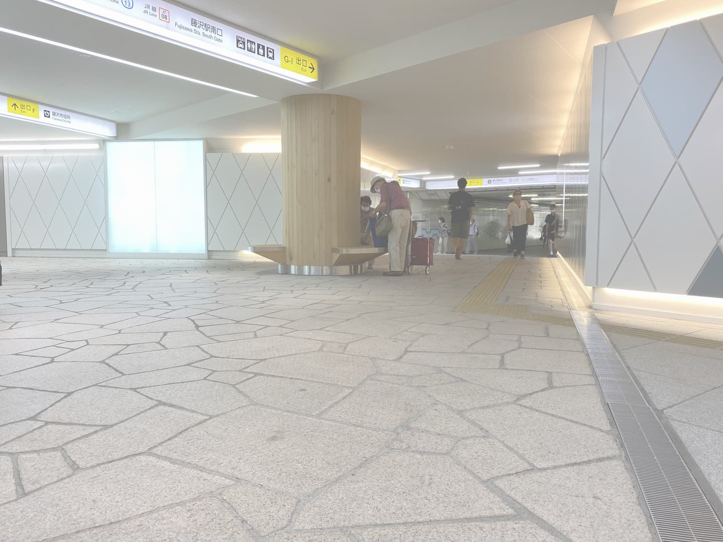 藤沢駅東西地下通路_湘南ロックガーデン