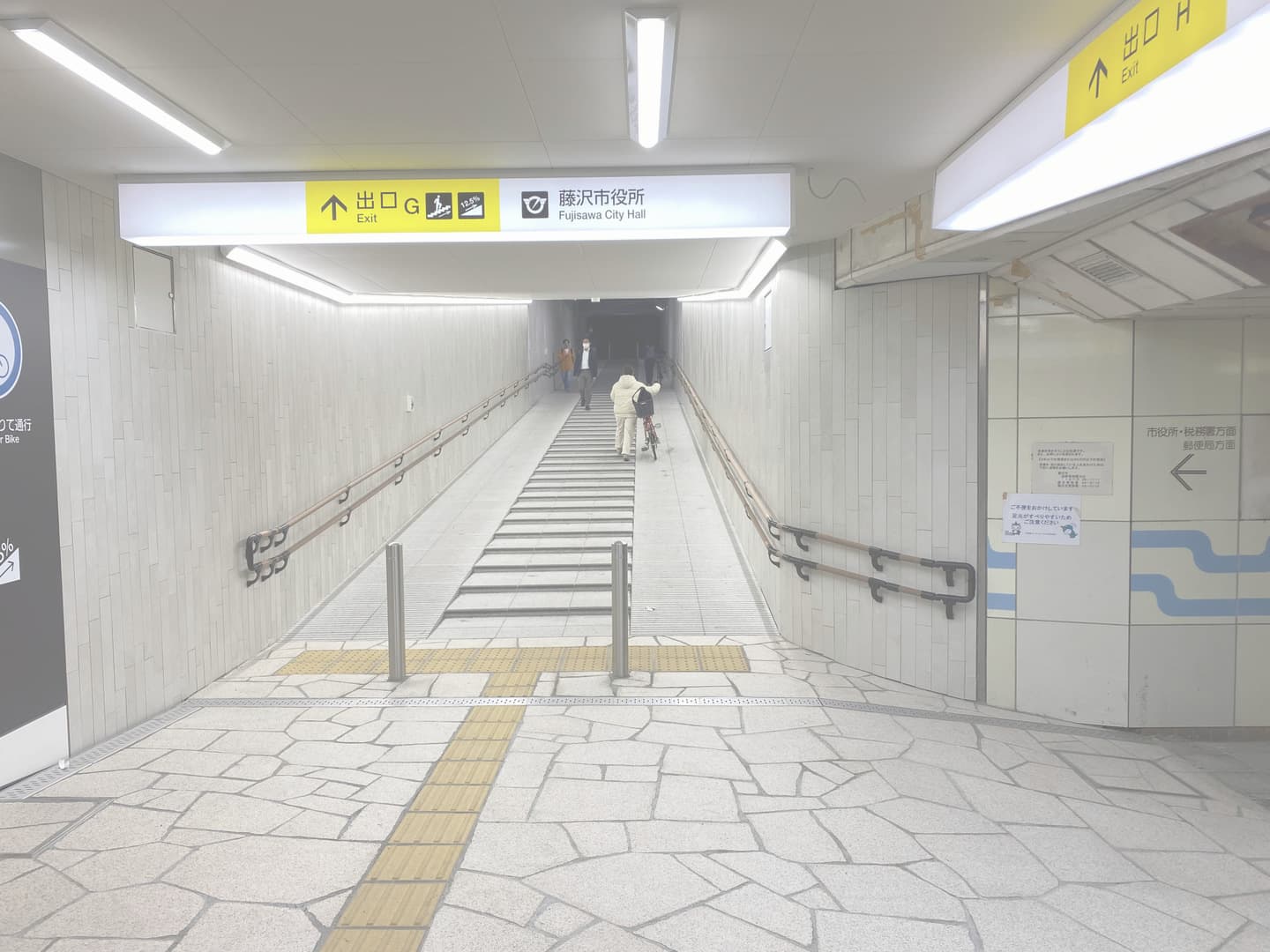 藤沢駅東西地下通路_湘南ロックガーデン