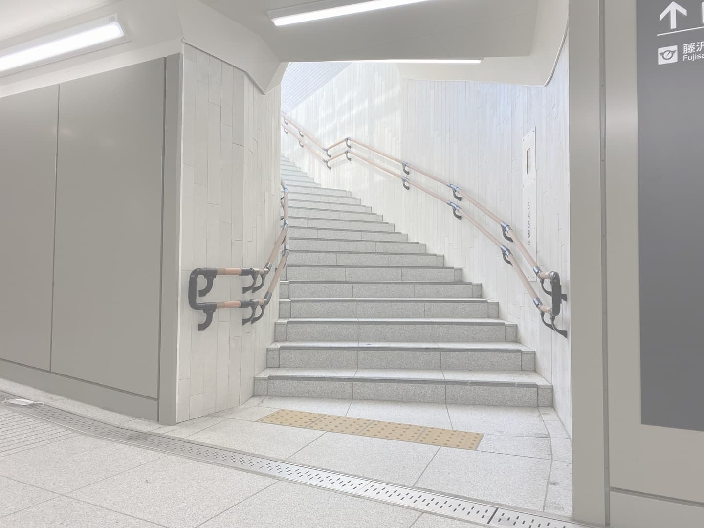 藤沢駅東西地下通路_湘南ロックガーデン