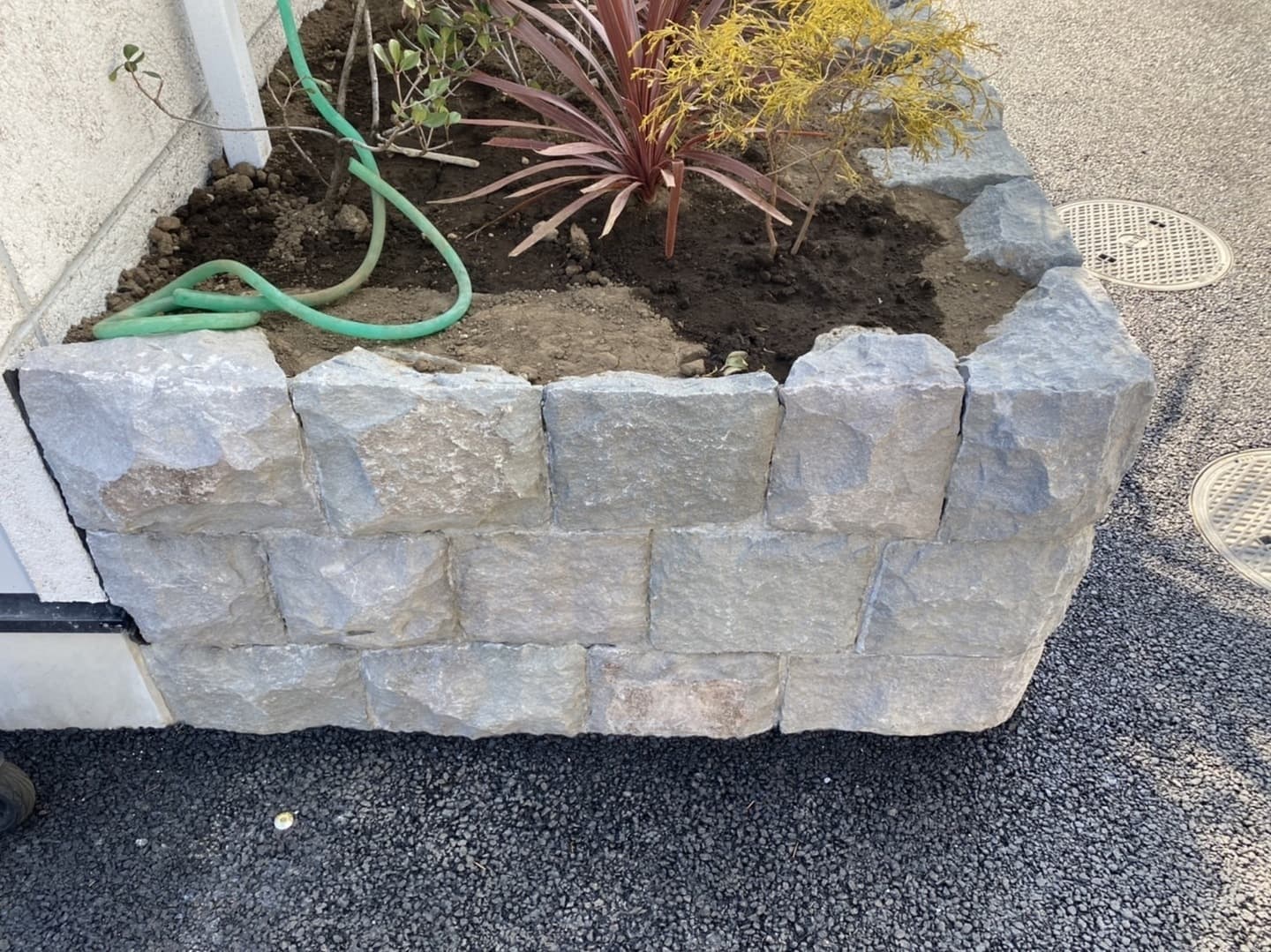 小松石雑割花壇_湘南ロックガーデン