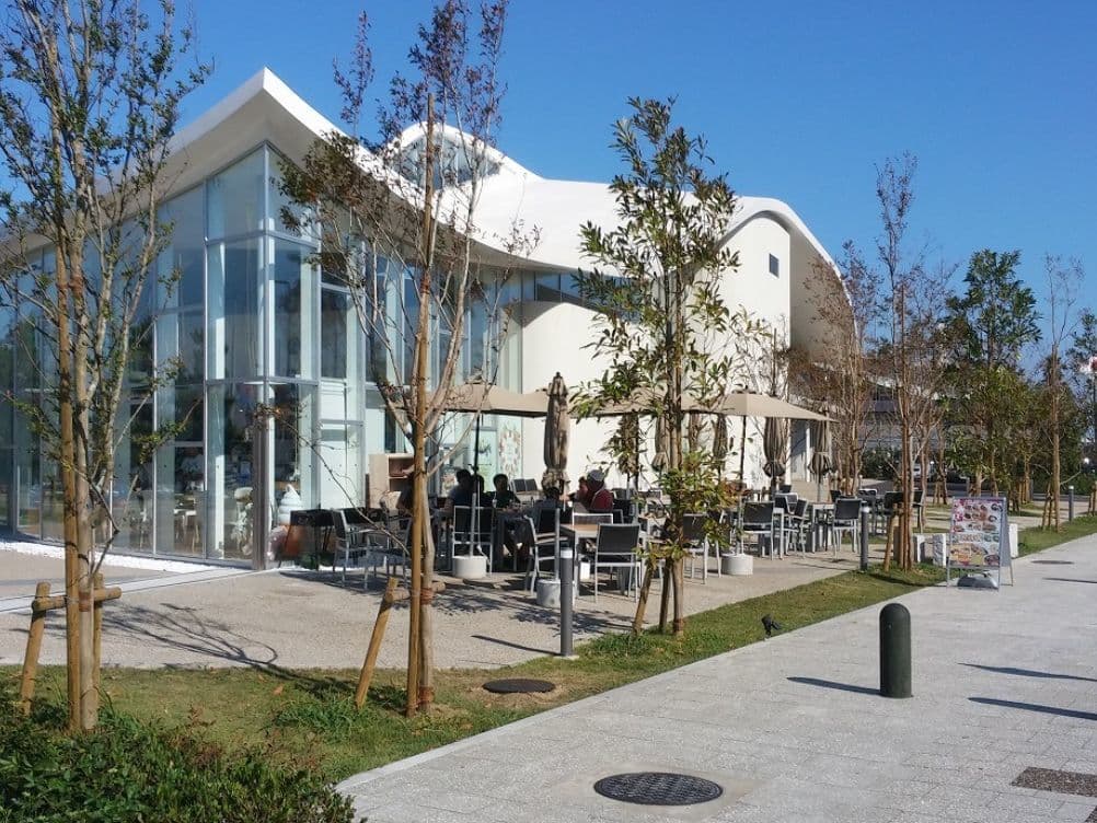 江の島ヨットハーバー管理棟_湘南ロックガーデン