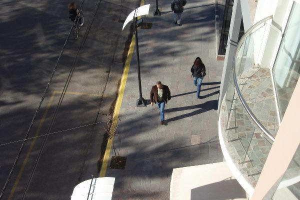 アルゼンチン斑岩_歩く人_湘南ロックガーデン