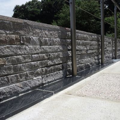 アルゼンチン斑岩_小端積み加工施工例_湘南ロックガーデン