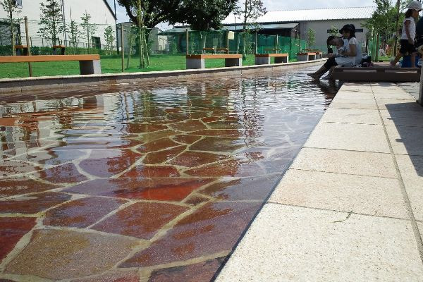 アルゼンチン斑岩_野火止用水公園_湘南ロックガーデン