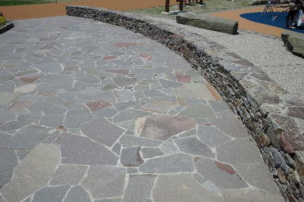 アルゼンチン斑岩_友愛パーク_湘南ロックガーデン