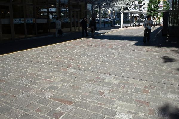 アルゼンチン斑岩_イトーヨーカドー前広場_湘南ロックガーデン