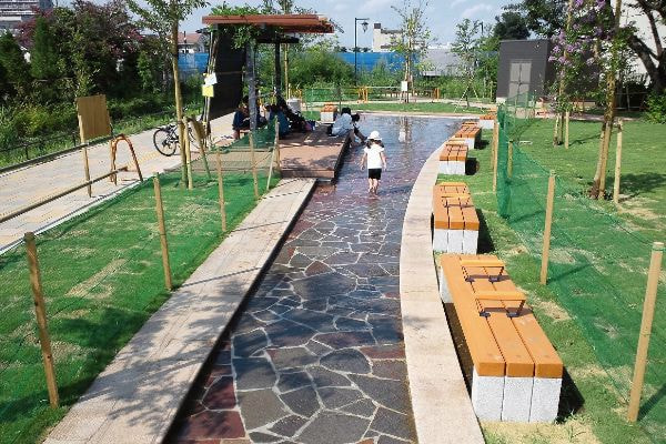 アルゼンチン斑岩_野火止用水公園_湘南ロックガーデン