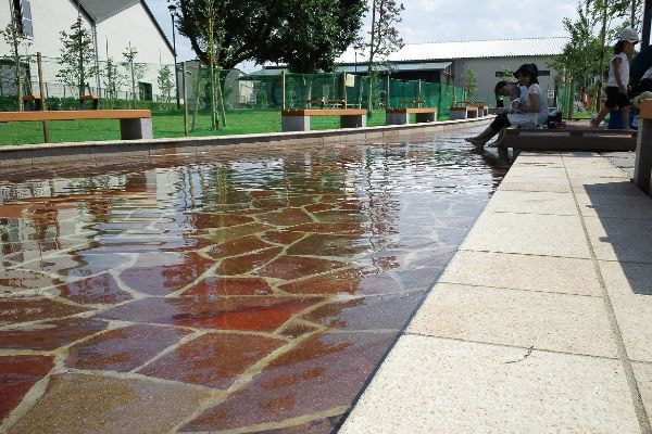 アルゼンチン斑岩_野火止用水公園_湘南ロックガーデン