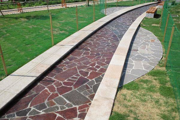 アルゼンチン斑岩_野火止用水公園_湘南ロックガーデン