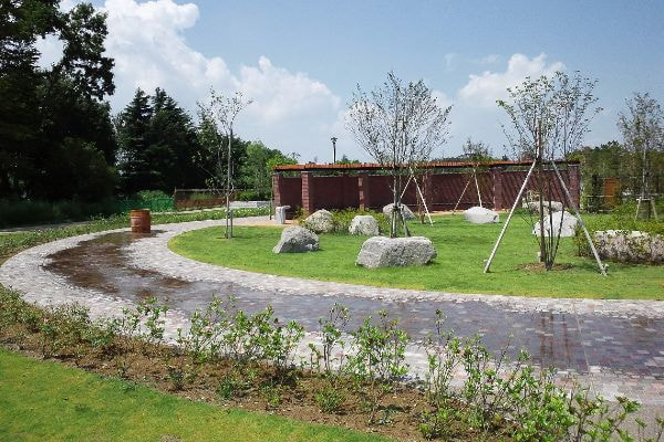 アルゼンチン斑岩_アンデルセン公園_湘南ロックガーデン