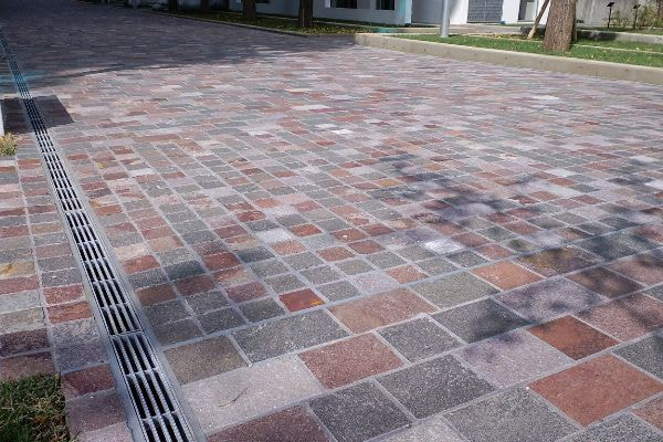 アルゼンチン斑岩_赤羽台団地_湘南ロックガーデン